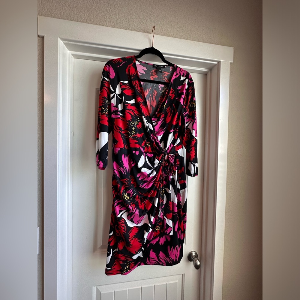Women’s floral wrap dress, size large, new with tags.